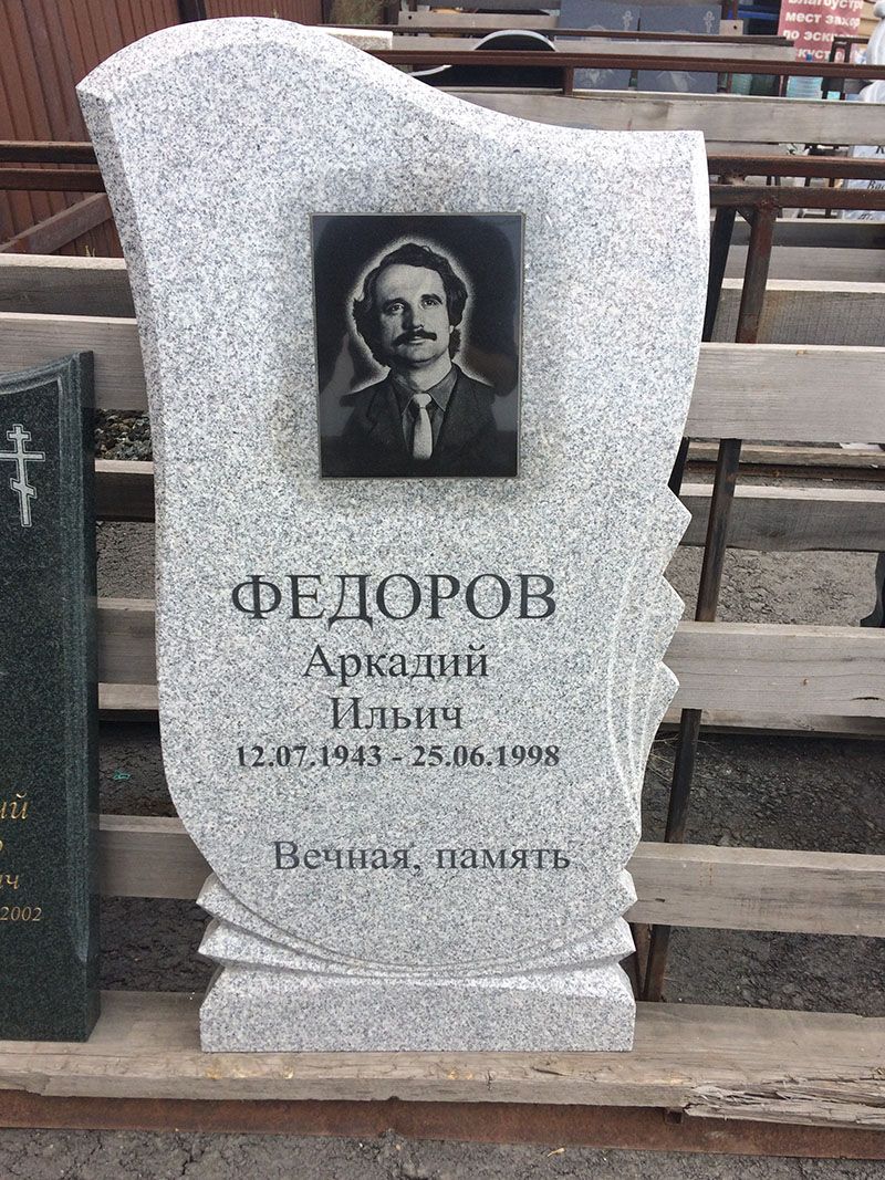 Памятник №004 из светло-серого гранита — фото 2